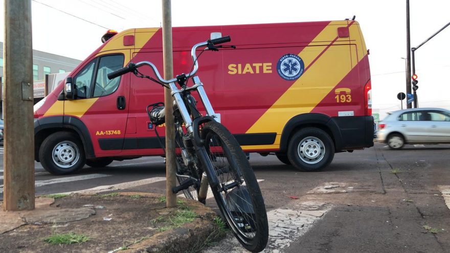 Ciclista adolescente fica ferido ao se envolver em acidente na Avenida Carlos Gomes