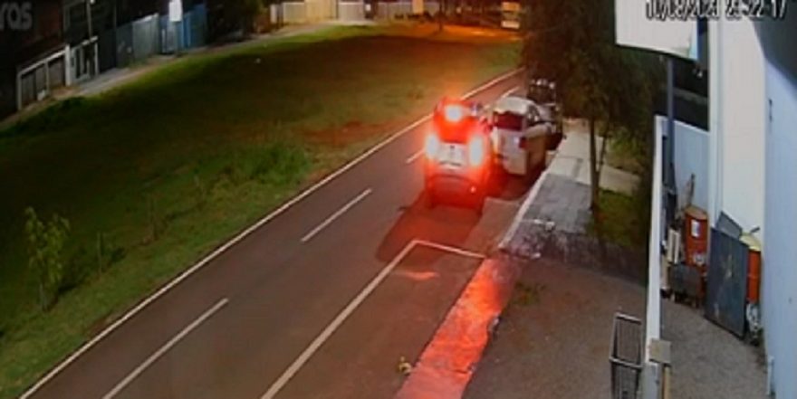 Internauta pede ajuda para encontrar motorista que colidiu contra carro estacionado