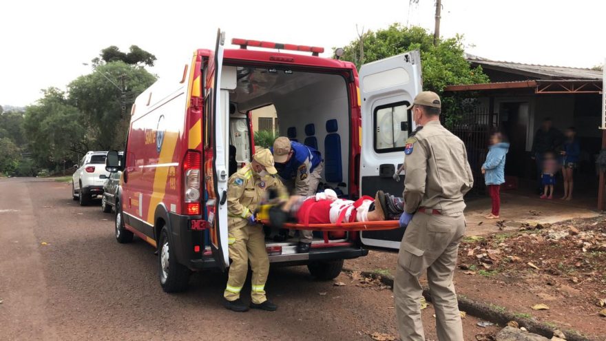 Após sofrer AVC, idosa cai em residência e quebra o fêmur