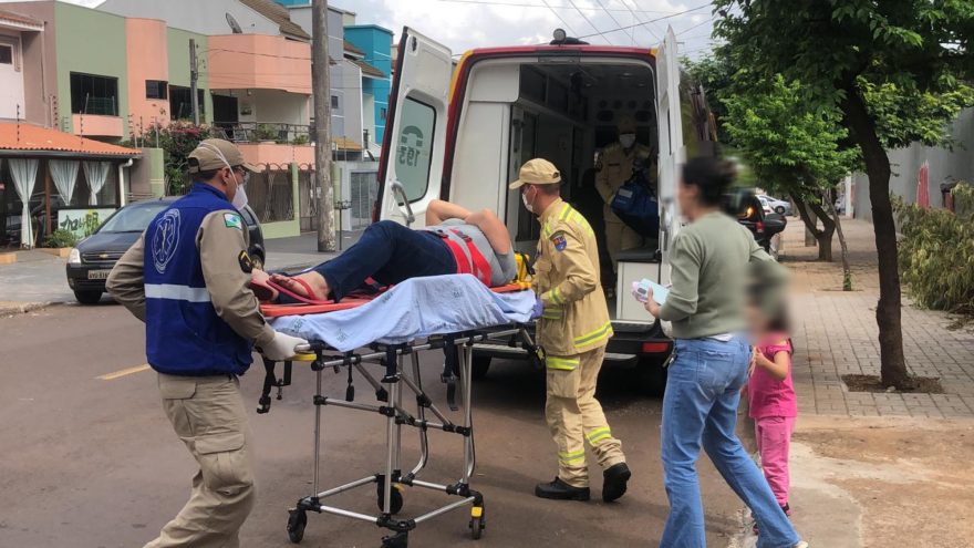 Mulher é socorrida após sofrer queda no Clube Comercial