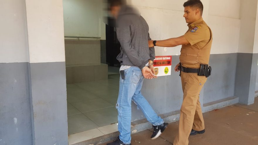 Deu ruim! Ao trocar pneu furado, rapaz é detido com carro lotado de maconha