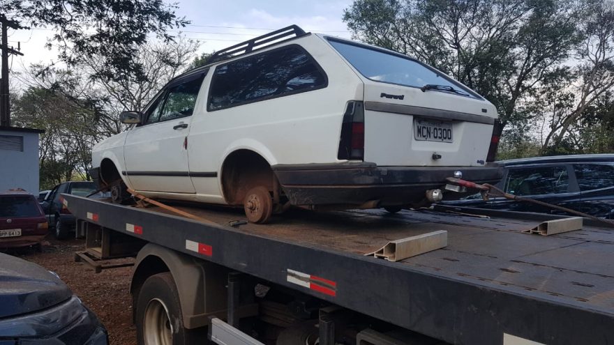 Parati furtada ontem no Loteamento Siena é encontrada depenada em Estrada Rural