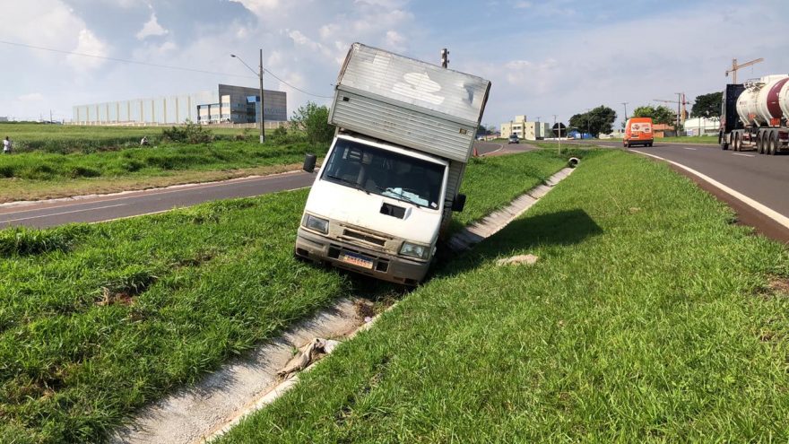 Caminhão baú sai da pista e quase tomba na rodovia BR-467, em Cascavel