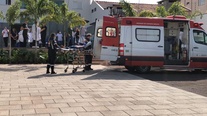 Bombeiros e Samu atendem vítimas após vazamento de amônia