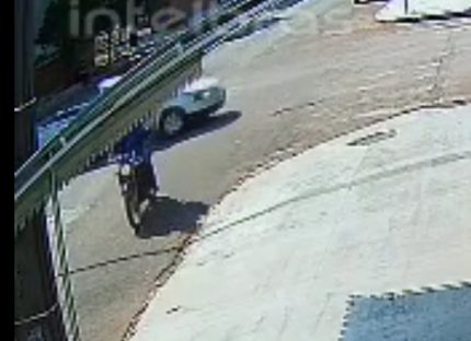 Vídeo mostra carro fechando motociclista em acidente na Rua Pio XII Imagem referente a Vídeo mostra carro fechando motociclista em acidente na Rua Pio XII