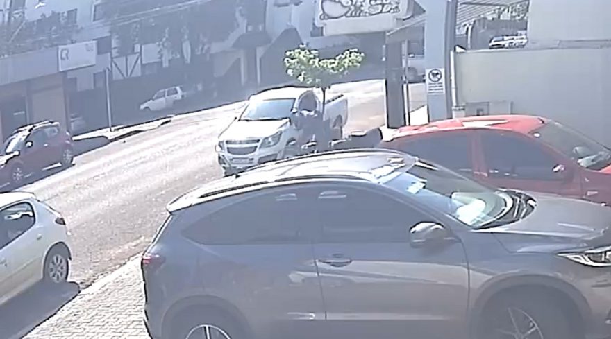 Motociclista arranca árvore após ser fechado por carro e jogado para a calçada; veja o vídeo
