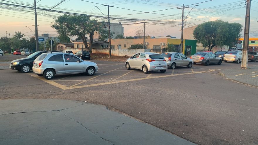Internauta reclama sobre a falta de respeito no trânsito na Rua Altemar Dutra