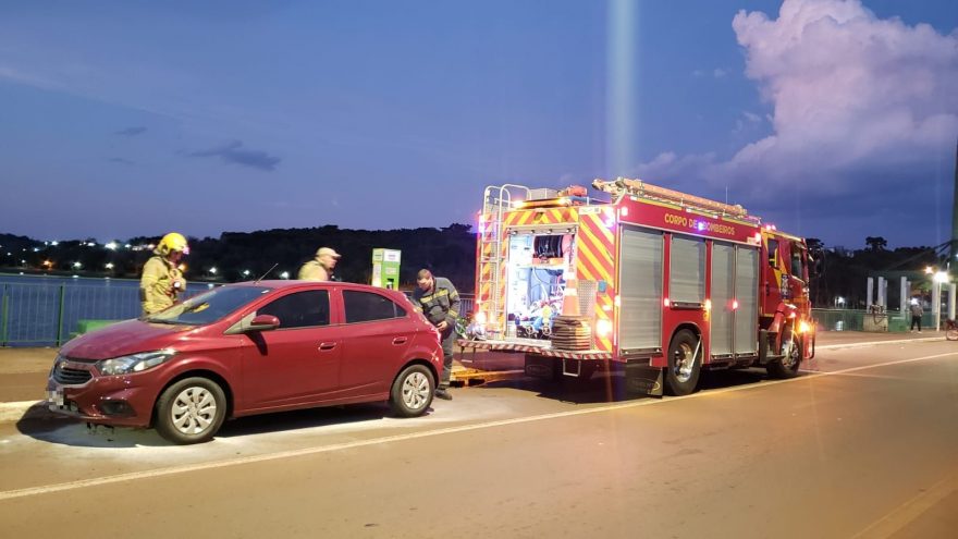 Bombeiros combatem incêndio em Onix estacionado no Lago Municipal