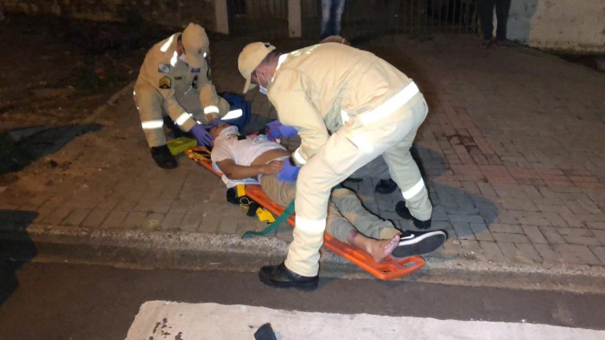 Jovem fica ferido em colisão entre moto e caminhonete no Santa Cruz