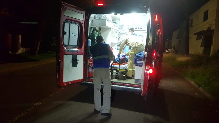 Acidente entre carro e patinete deixa mulher ferida na Av. Piquiri