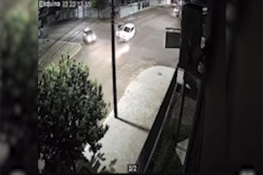 Carro quase capota antes de fugir de acidente na Neva