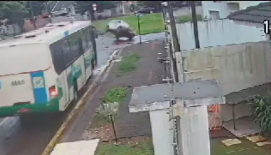 Câmera de monitoramento registra colisão seguida de capotamento no Parque Verde