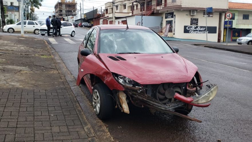 Peugeot e Ford se envolvem em colisão na Rua Jorge Lacerda