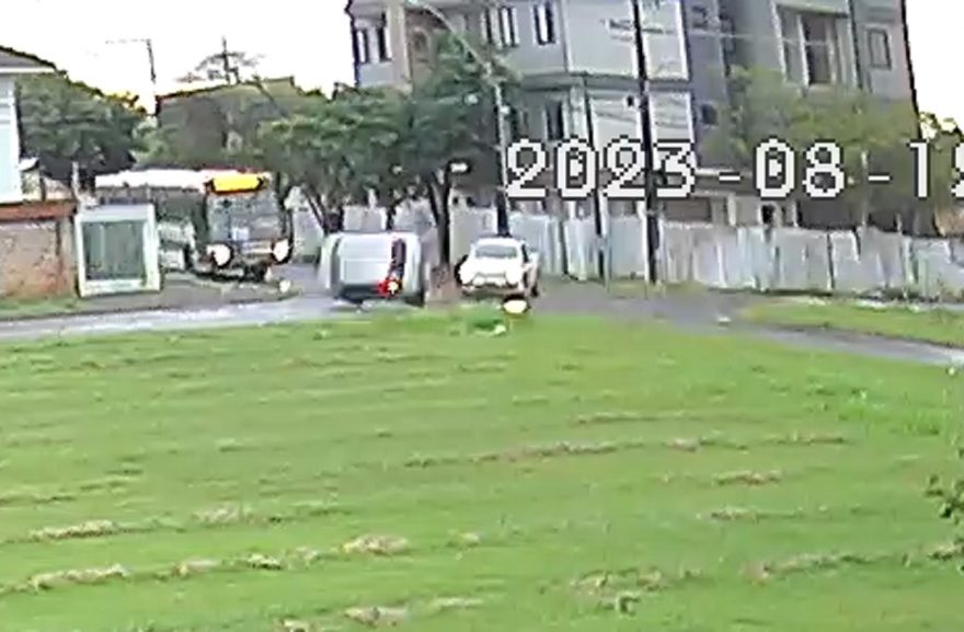 Por outro ângulo: Veja momento em que Uno capota após colisão com Saveiro no Parque Verde