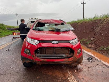 Grave capotamento na PR-239 deixa duas idosas feridas em Quatro Pontes Imagem referente a Grave capotamento na PR-239 deixa duas idosas feridas em Quatro Pontes