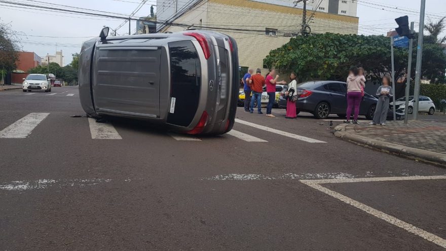 Colisão seguida de tombamento é registrada no Centro