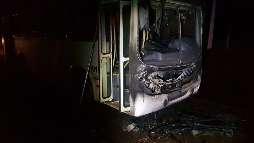 Ônibus que faz o transporte de trabalhadores pega fogo na Avenida Piquri