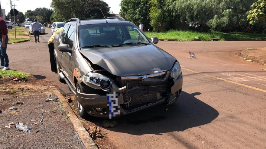 Acidente entre dois carros é registrado no Cascavel Velho