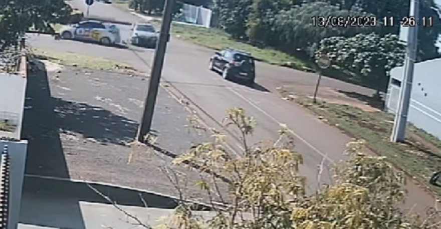 Câmera registra colisão entre carros no Cascavel Velho