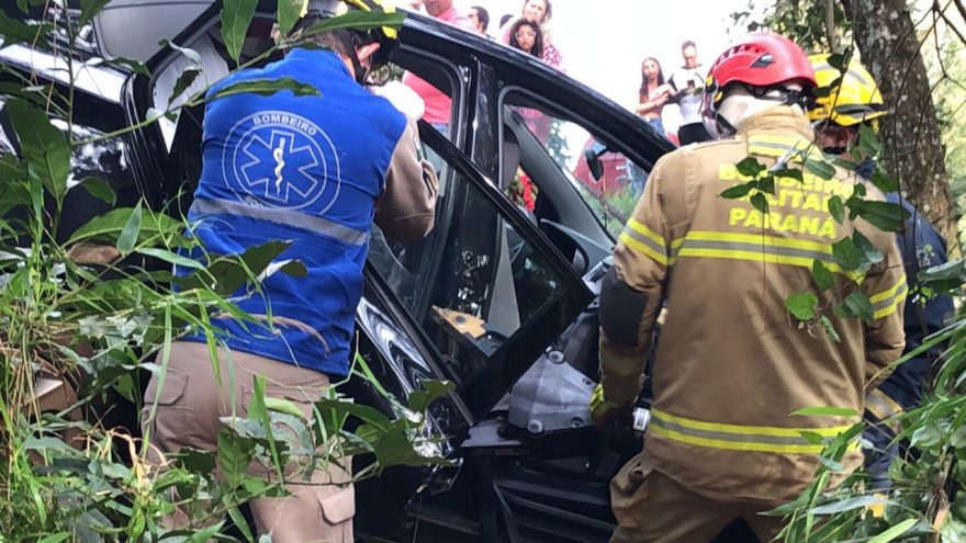 Motorista perde o controle da direção e bate contra árvores na PR-180