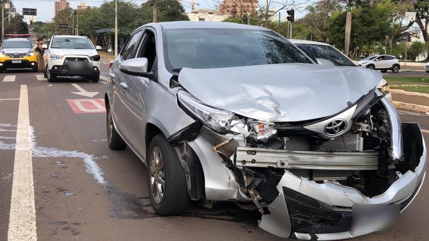 Mitsubishi Asx e Toyota Yaris se envolvem em acidente no Centro