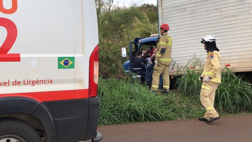 Motorista passa mal, perde o controle da direção e sai da pista na marginal da BR-277