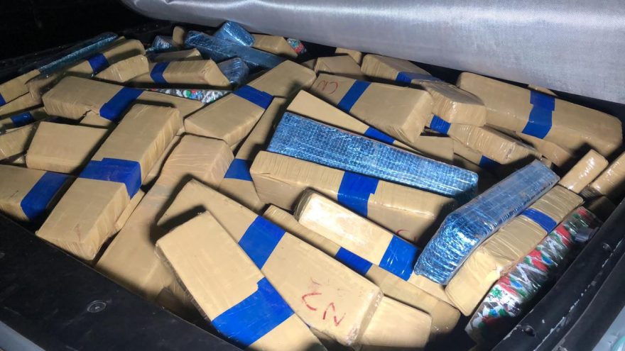 PRF apreende 385 Kg de maconha após tentativa de fuga na BR-277; veículo furtado foi recuperado