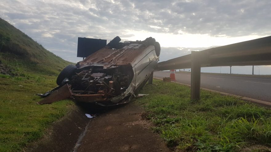 Capotamento é registrado na rodovia BR-277, em Cascavel
