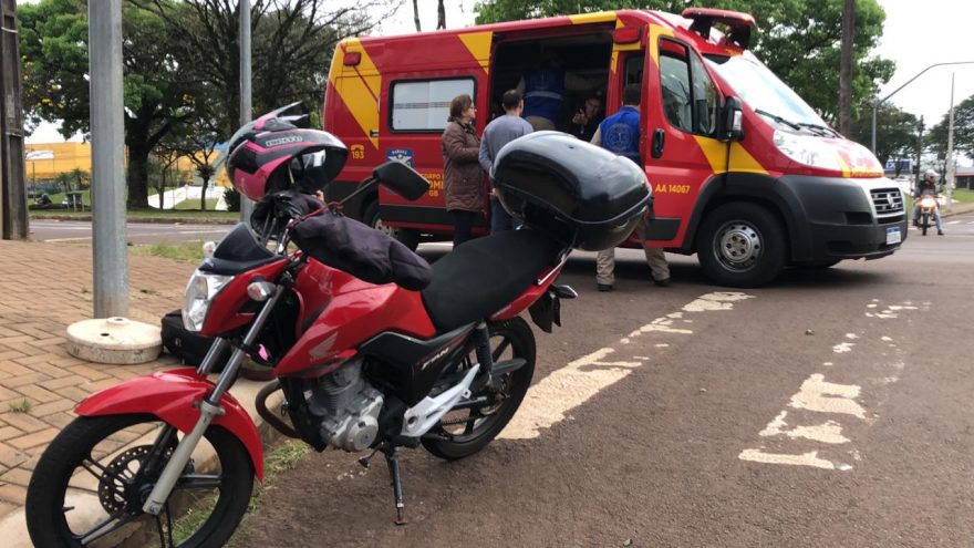 Mãe e filho ficam feridos em acidente na Avenida Brasil