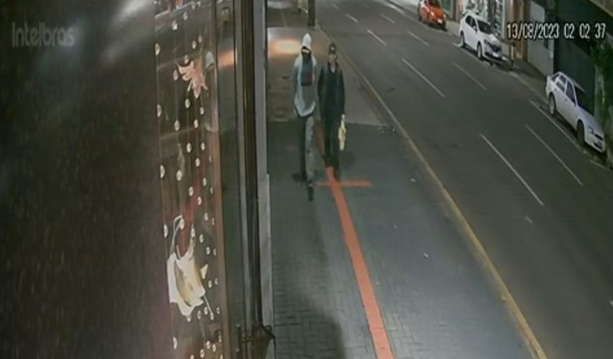 Vídeo mostra homens tentando arrombar loja de roupas na Rua Rio Grande do Sul
