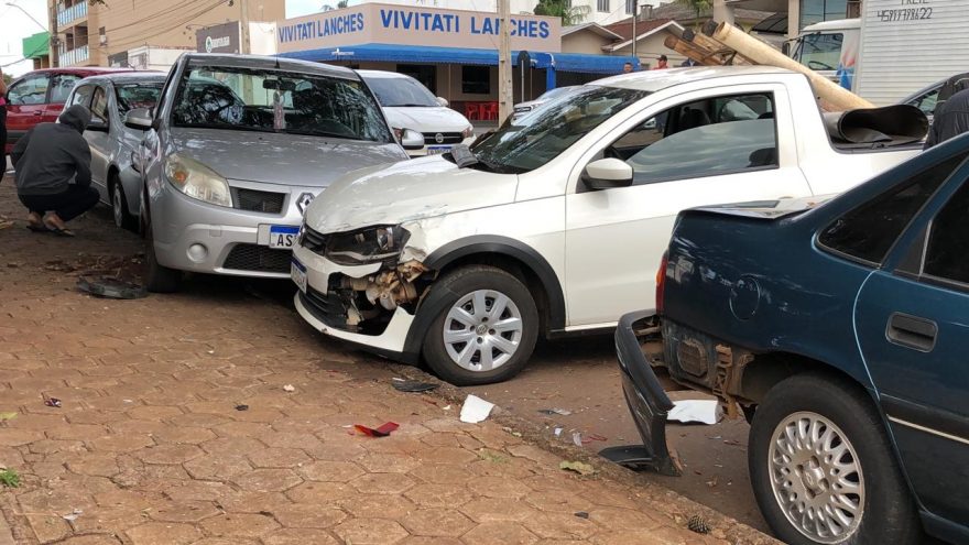 Cinco carros se envolvem em colisão no Bairro São Cristóvão