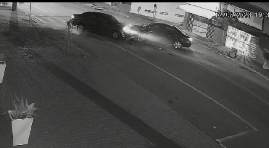 Vídeo mostra colisão frontal entre carros no Bairro Floresta