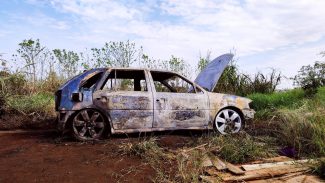 Gol que foi queimado no Belmonte e pode ser de vítima de tentativa de homicídio segue abandonado