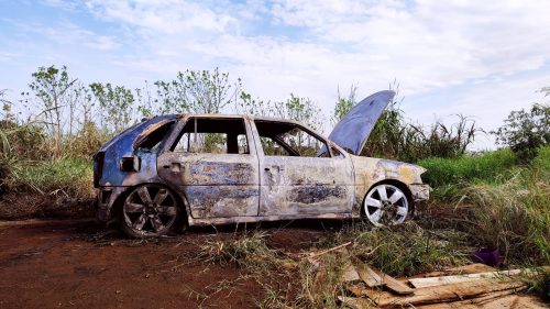 Imagem referente a Gol que foi queimado no Belmonte e pode ser de vítima de tentativa de homicídio segue abandonado