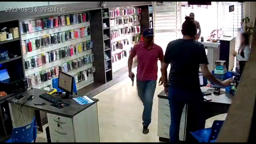 Vídeo mostra ladrões realizando assalto em empresa de celulares em Nova Aurora