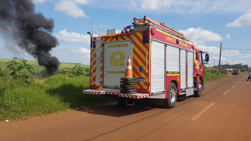 Corpo de Bombeiros combate incêndio em vegetação no Cascavel Velho