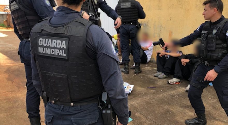 GM apreende simulacro de arma de fogo após denúncia no bairro Floresta