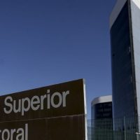 Corregedor do TSE vota contra pedido de Bolsonaro por ação contra Lula