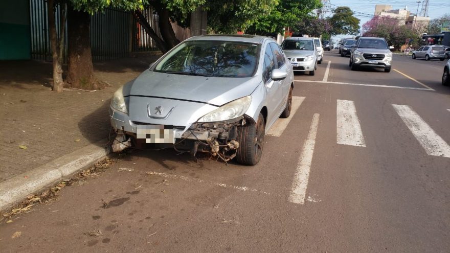 Carro estacionado na faixa de pedestres chama a atenção de populares
