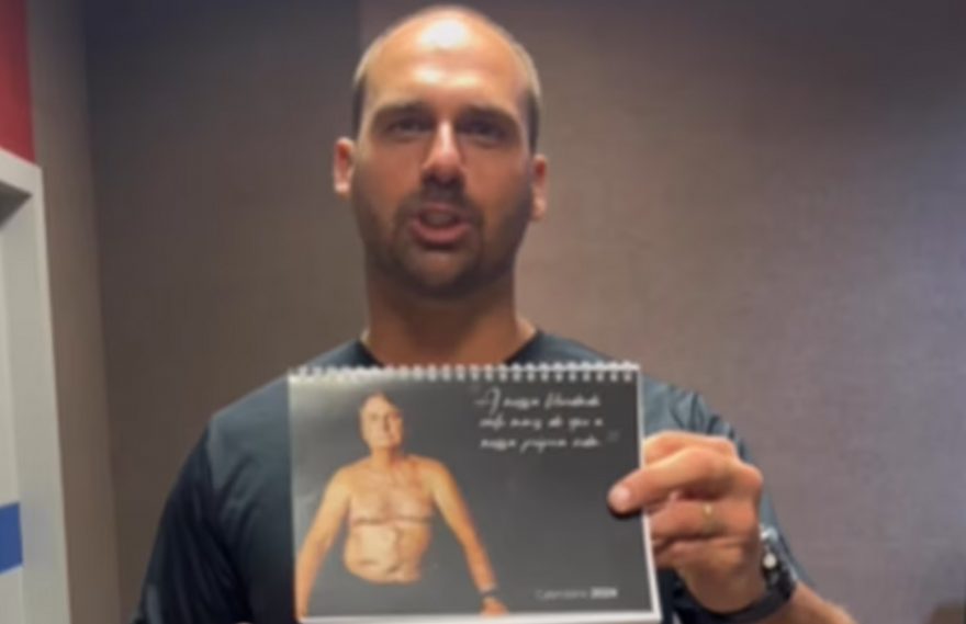 Eduardo Bolsonaro lança calendário com foto do pai mostrando cicatriz da facada
