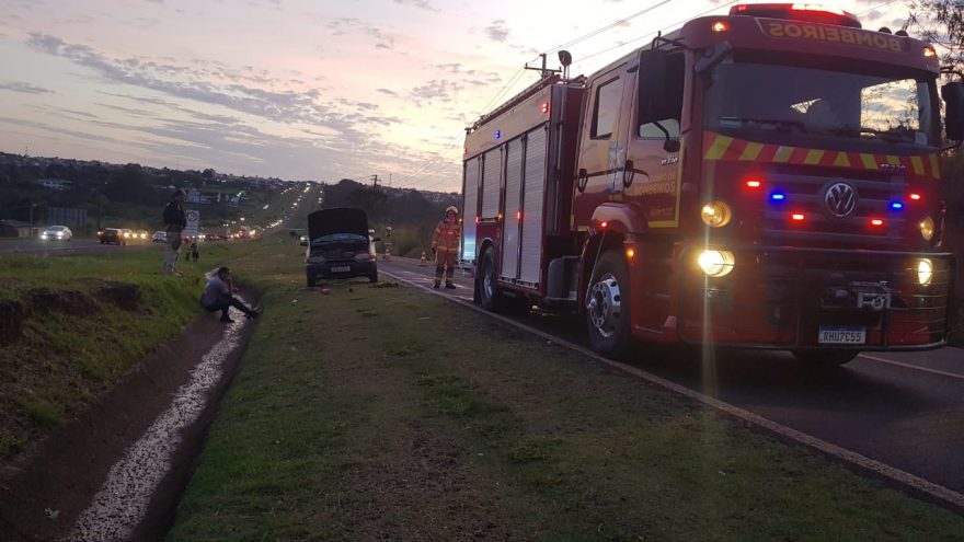 Bombeiros combatem incêndio em motor de Palio na BR-277