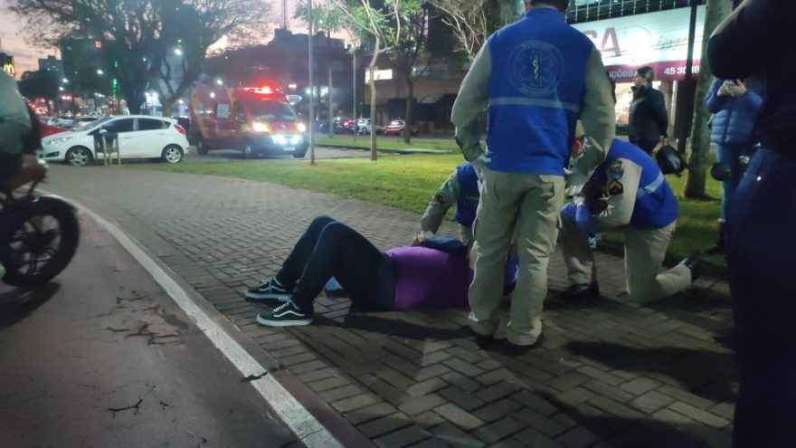 Homem fica ferido ao sofrer queda com moto elétrica na Av. Brasil