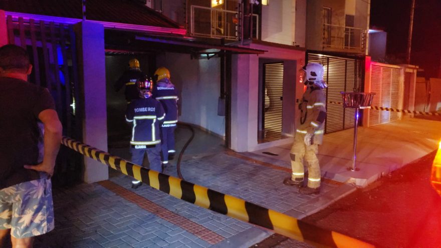 Bombeiros combatem incêndio em residência no bairro Parque Verde