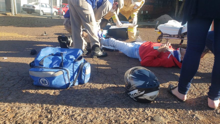 Motociclista tem fratura na perna após forte colisão com Peugeot no Bairro Morumbi