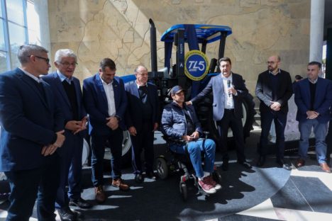 New Holland lança no Palácio Iguaçu o primeiro trator com acessibilidade do mundo