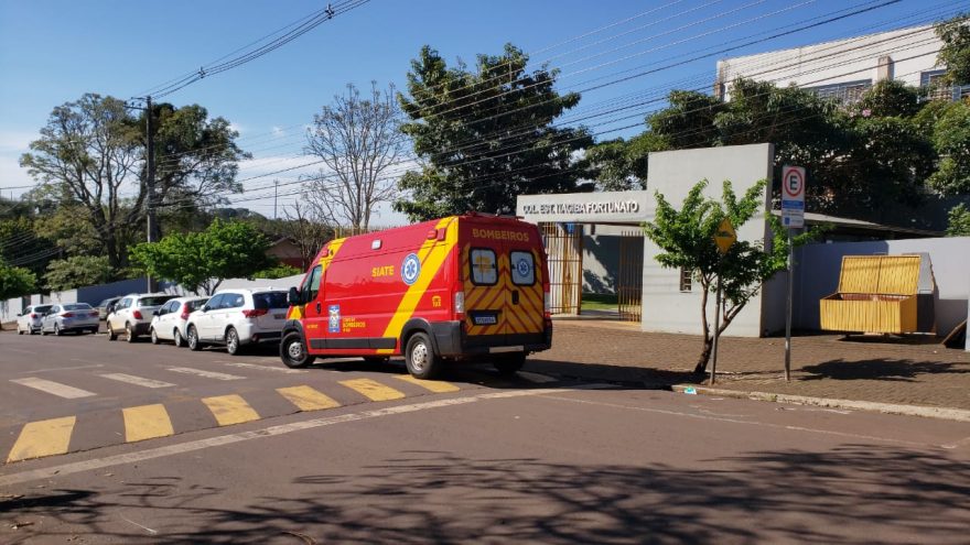 Ao brincar em cima de cadeira, menino de 11 anos sofre queda e fica ferido