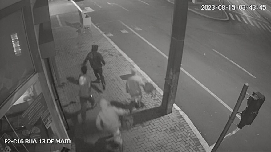Vídeo mostra ladrões realizando arrombamento em Farmácia na Avenida Brasil