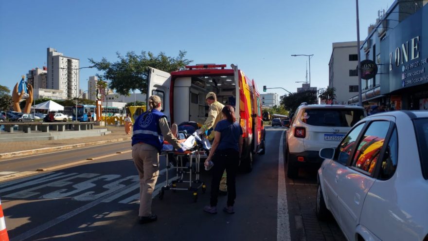 Idoso fica ferido ao ser atingido por escada na Avenida Brasil