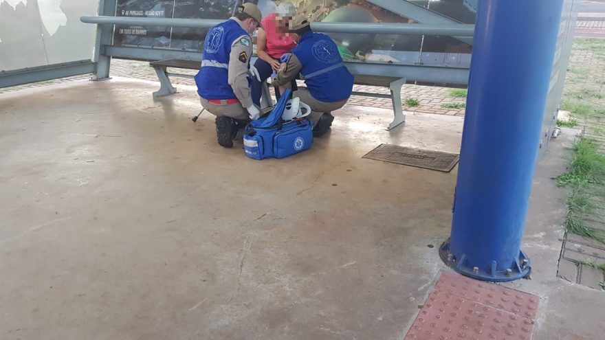 Idosa cai ao tentar embarcar em ônibus do transporte coletivo na Avenida Tancredo Neves