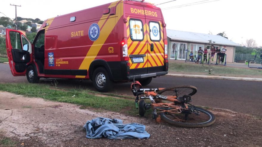 Homem sofre queda de bicicleta na Rua Arapongas no Interlagos